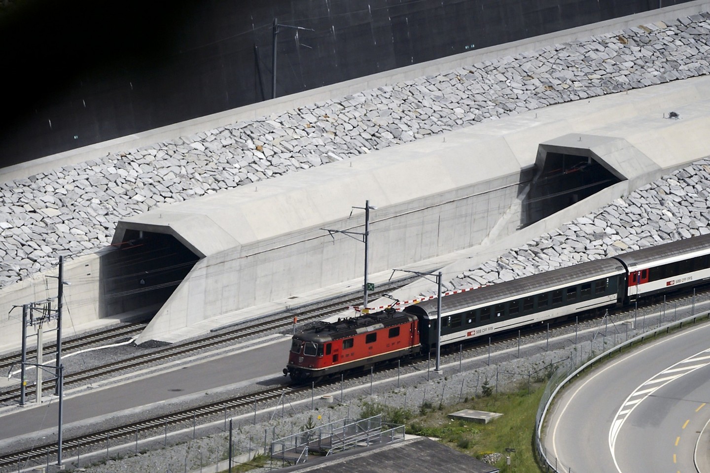 Birželio 1 d. oficialiai buvo atidarytas ilgiausias pasaulyje geležinkelio tunelis, kurį šveicarai per Alpes tiesė net 17 metų.<br>AFP/Scanpix nuotr.