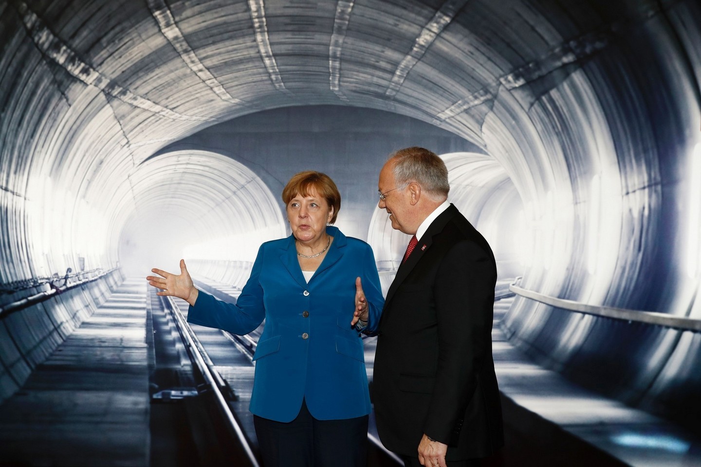 Tunelio atidarymo ceremonijoje dalyvavo Šveicarijos prezidentą Johanną Schneiderį-Ammanną pasveikino ir Vokietijos kanclerė Angela Merkel.<br>AFP/Scanpix nuotr.