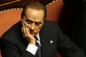 Infarktą patyrusiam S. Berlusconi atliekama širdies operacija