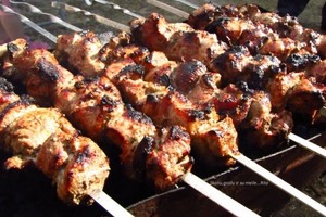 Burnoje tirpstančių šašlykų paslaptis – obuolių sulčių marinatas