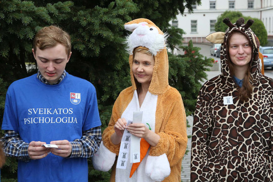 Prie Kauno klinikų žmones apkabinimais gydė minkšti gyvūnėliai