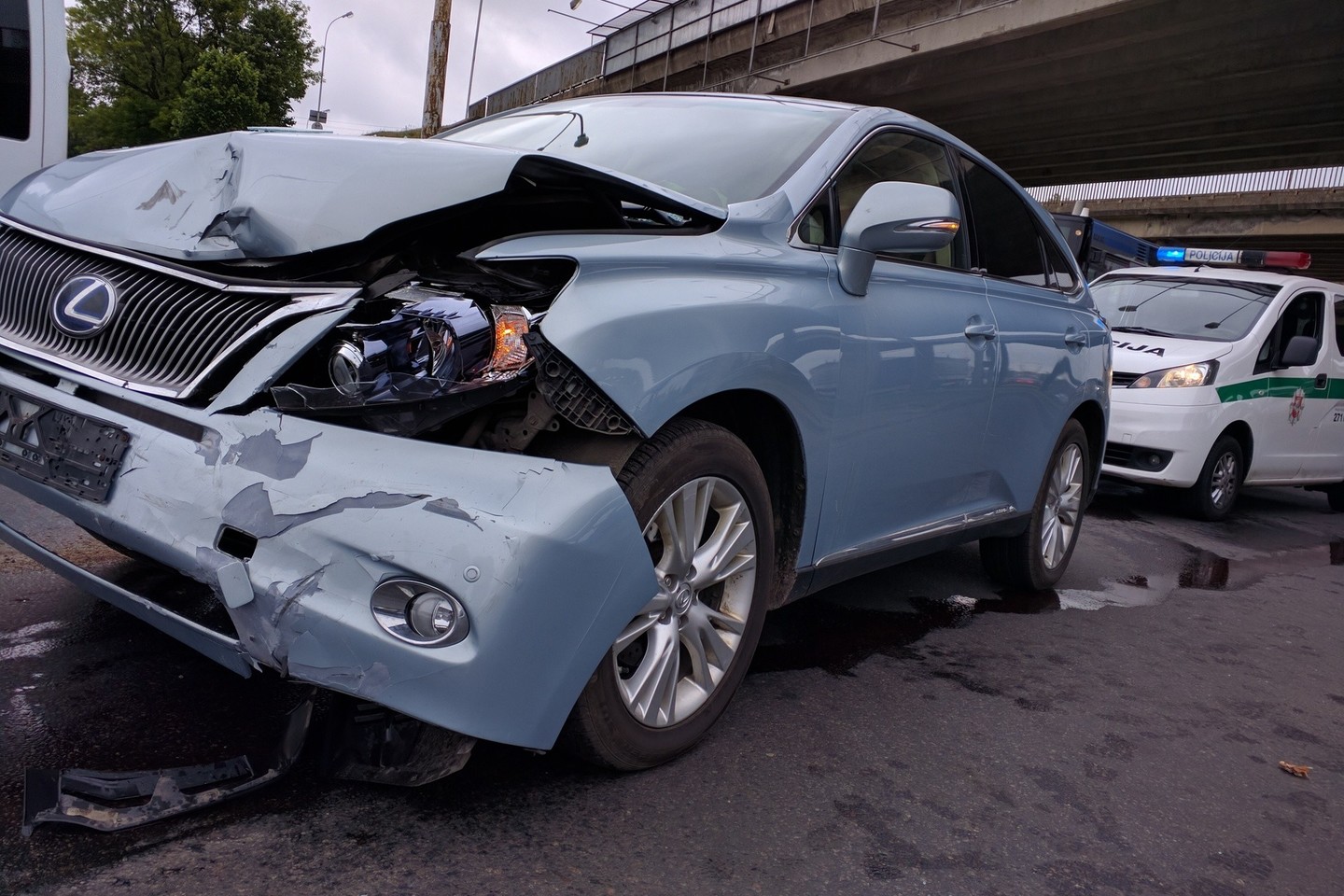 Per nelaimę apgadinti trys automobiliai, prireikė medikų pagalbos.