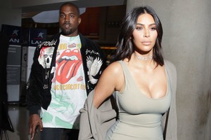 K. Kardashian gėdydamasi užpakalio prieš K. Westą eidavo atbulom