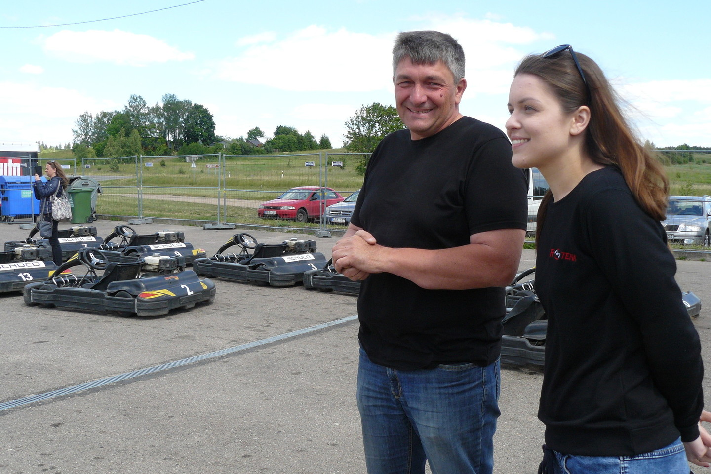 Aukštadvario kartodromo vadovas Ramūnas Savickas ir jo dukra Eglė tikisi, kad neįgalieji įsijungs į kartingo sportą.<br>Aurelijos Babinskienės nuotr.