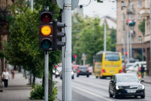 Chaosą keliantis geltonas mirksėjimas sankryžose nesiliaus