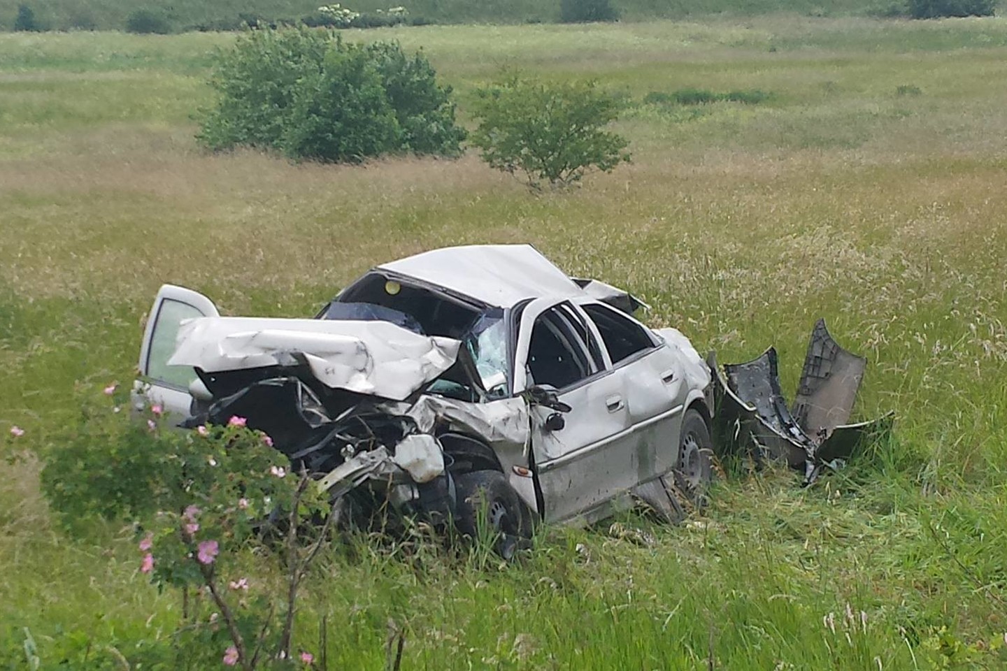 Pranešta, kad po eismo įvykio automobilyje yra prispausti du žmonės.