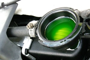 Ką išduoda aušinimo skysčio spalva?