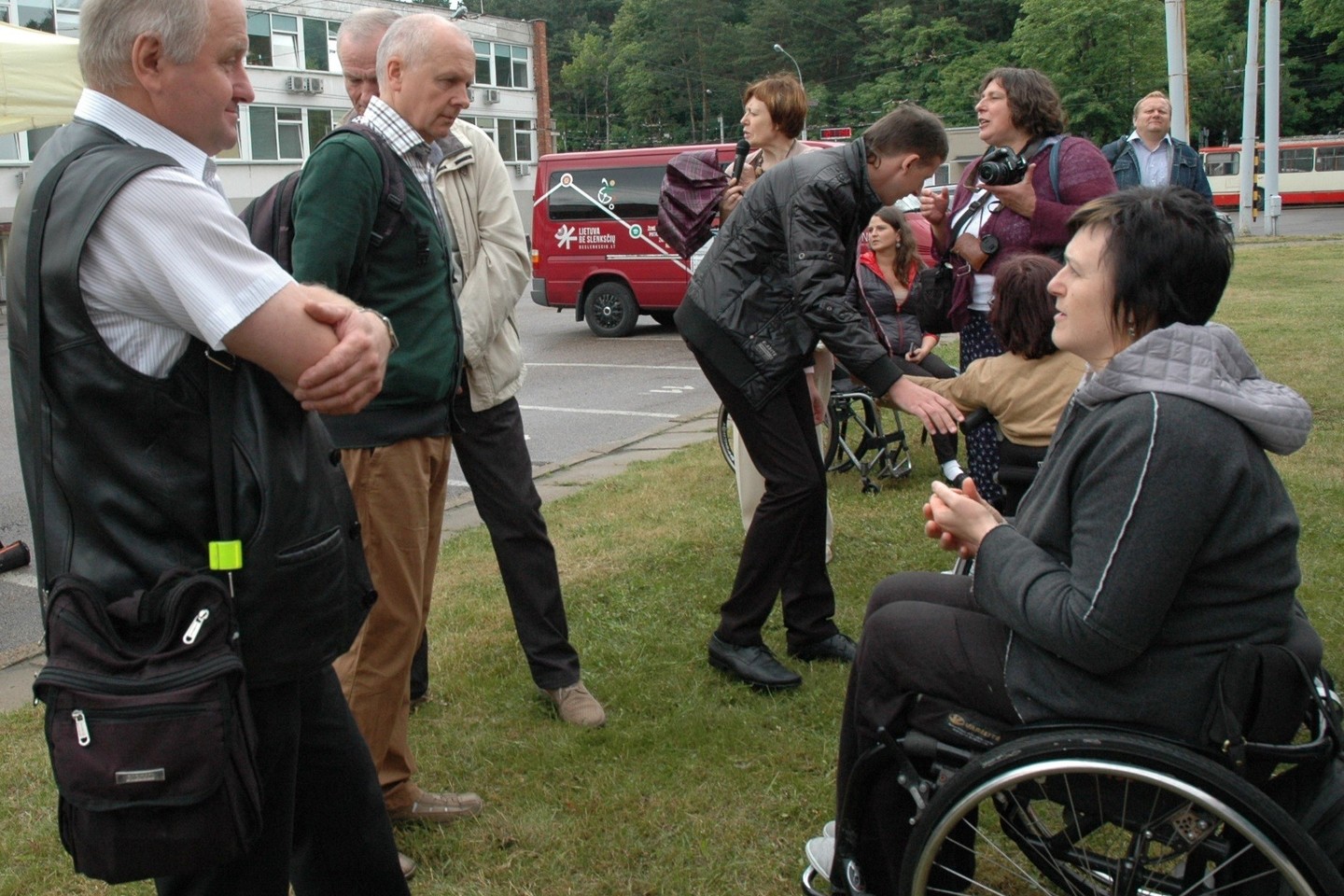 Užsimezgė gražus neįgaliųjų ir viešojo transporto darbuotojų bendravimas.<br>Linos Jakubauskienės nuotr.