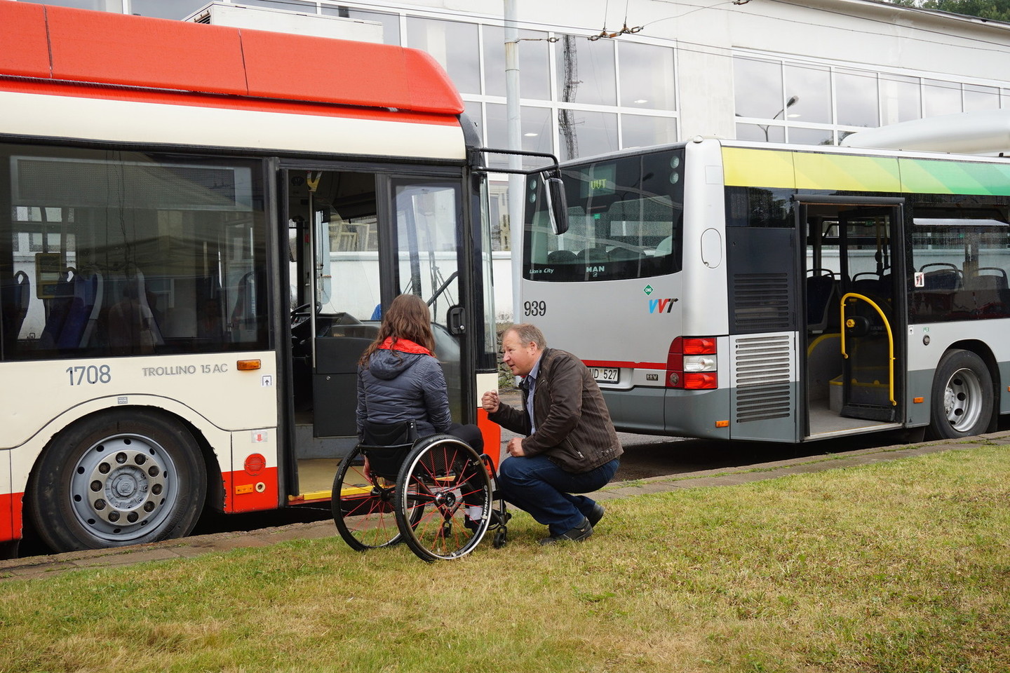 Užsimezgė gražus neįgaliųjų ir viešojo transporto darbuotojų bendravimas.<br>Aurelijos Babinskienės nuotr.