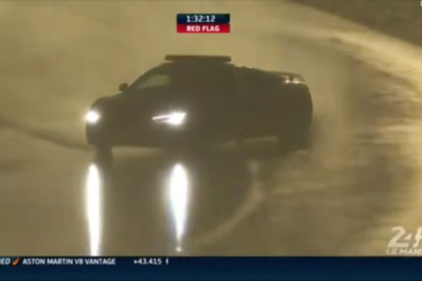 „Audi R8“ saugos automobilį vairavęs Yannickas Dalmas pademonstravo šonalysdžio čempiono vardo vertus įgūdžius.<br>Ekrano nuotr.