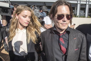 Atidėtas pirmasis Johnny Deppo ir Amber Heard teismas