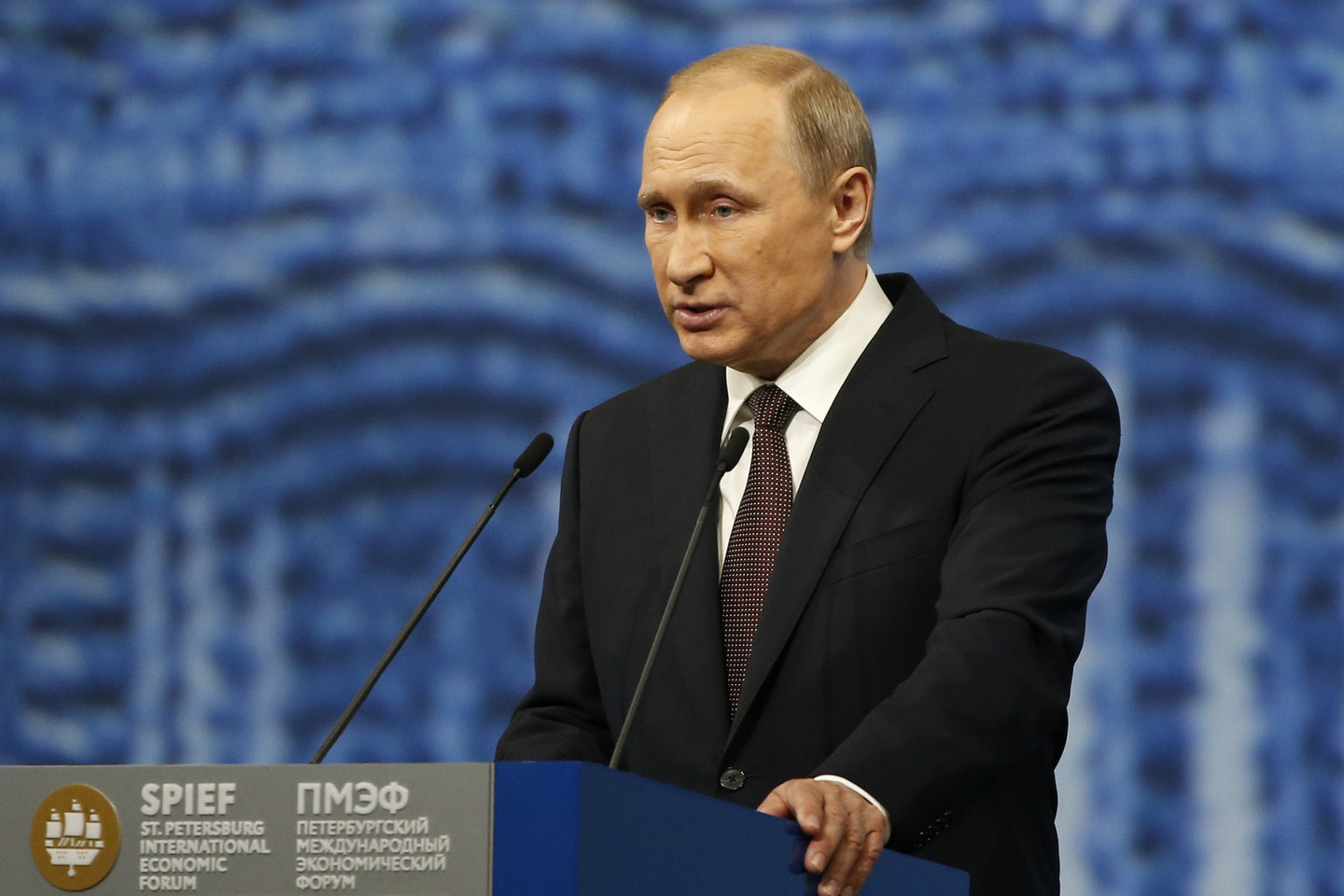 Rusijos prezidentas Vladimiras Putinas penktadienį ekonomikos forume Sankt Peterburge tvirtino norįs žengti Europos link ir pataisyti dėl krizės Ukrainoje pablogėjusius santykius.