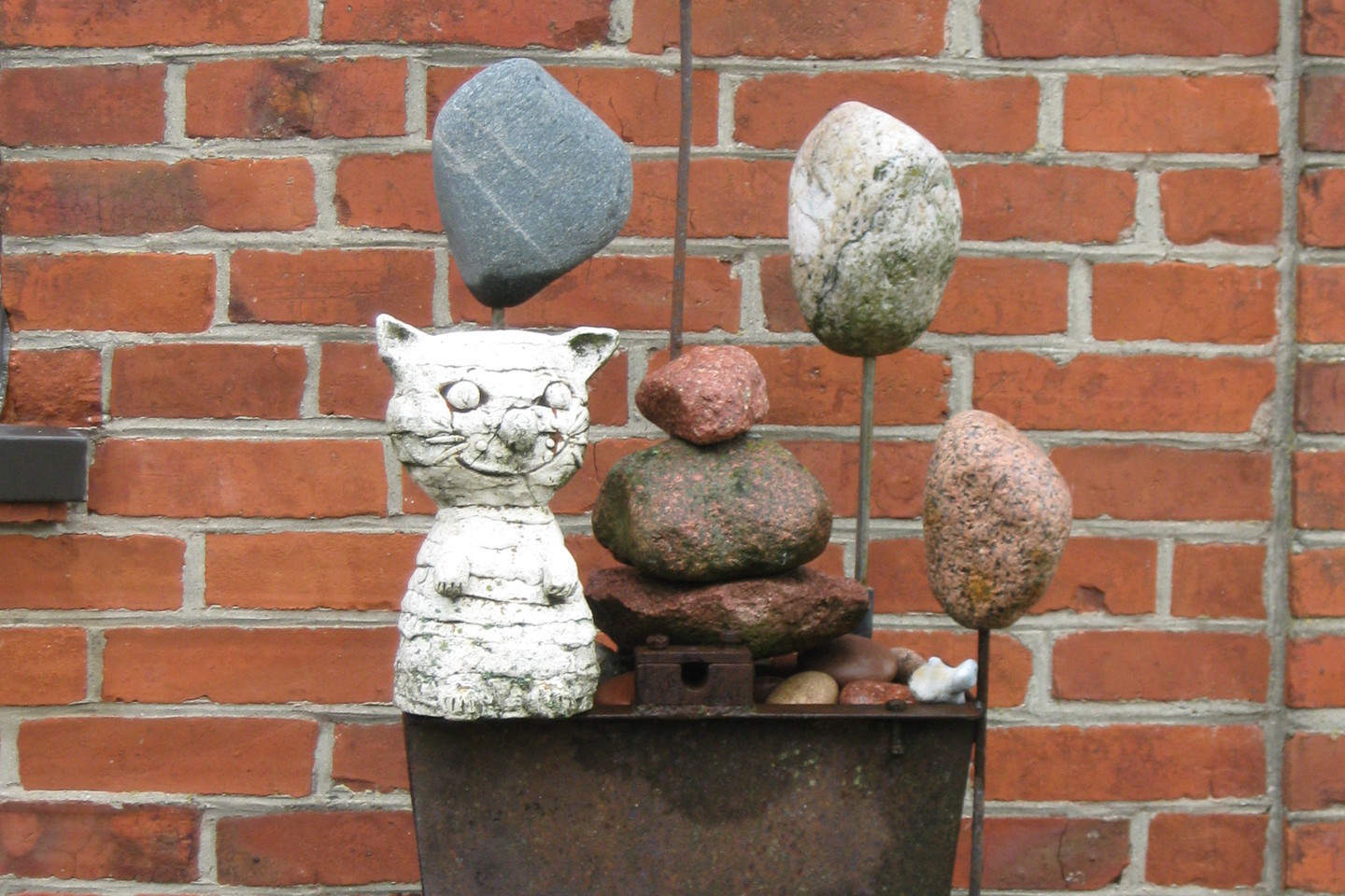 Sodybą puošia originalios akmenų kompozicijos ir skulptūros.<br>L.Juodzevičienės nuotr.