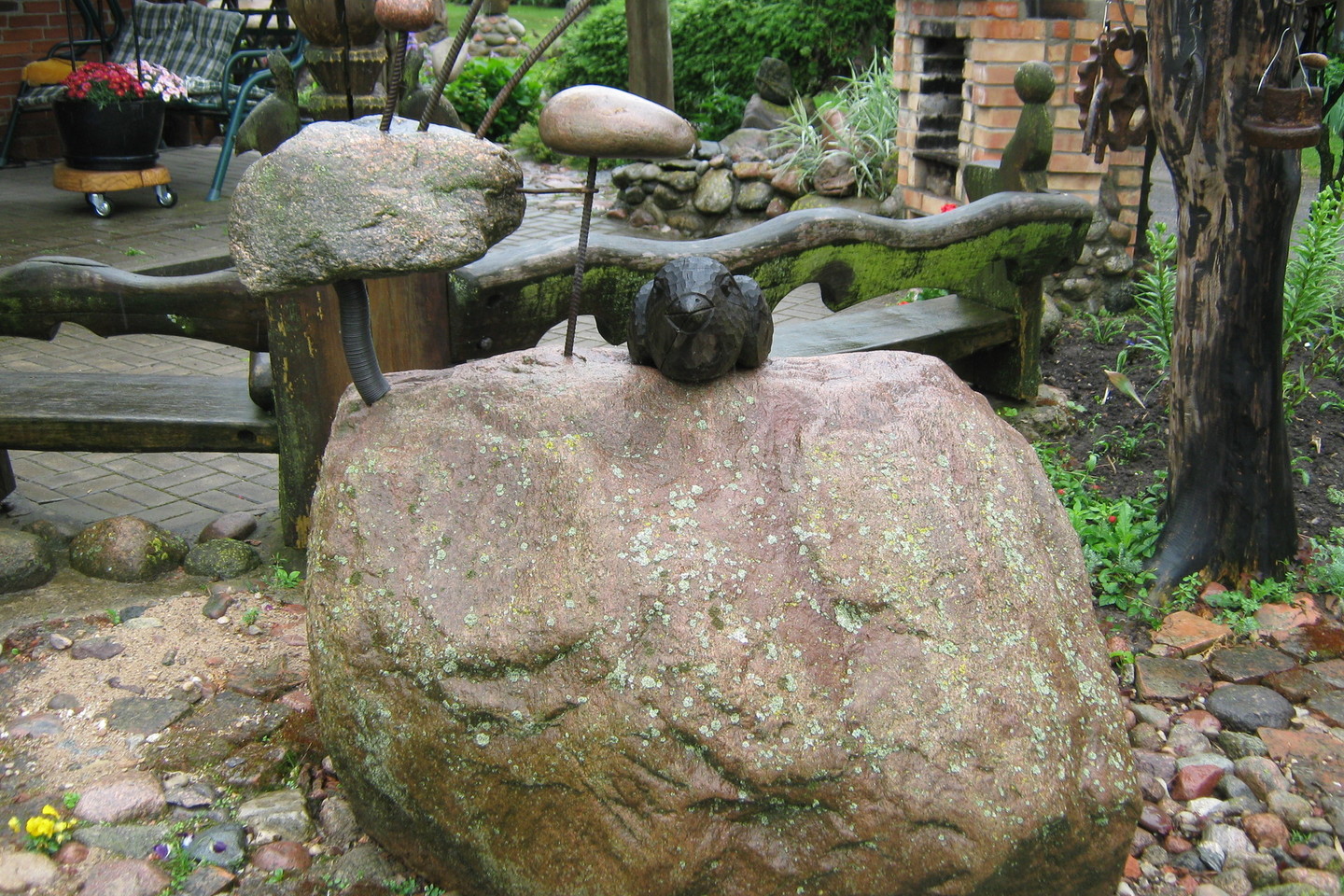 Sodybą puošia originalios akmenų kompozicijos ir skulptūros.<br>L.Juodzevičienės nuotr.