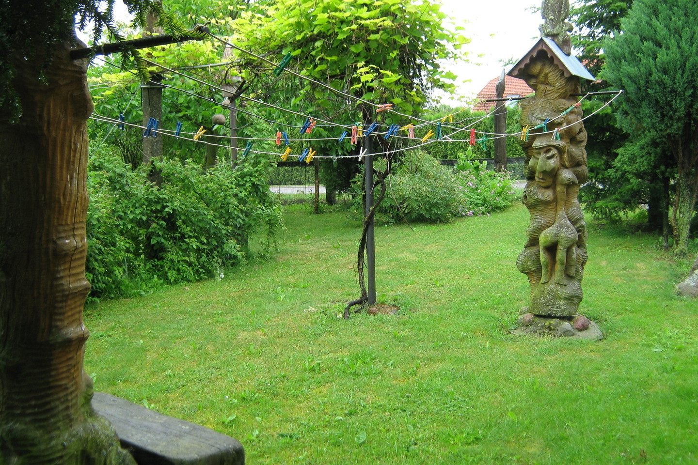 Skalbinių džiovyklos virvės ištemptos tarp dviejų R.Blažaičio išdrožtų skulptūrų.<br>L.Juodzevičienės nuotr.