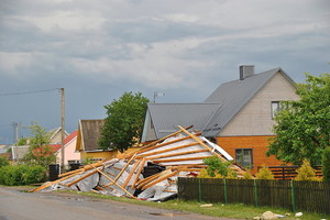 Dargužiuose škvalas sugriovė arklides, pabėgo 80 žirgų