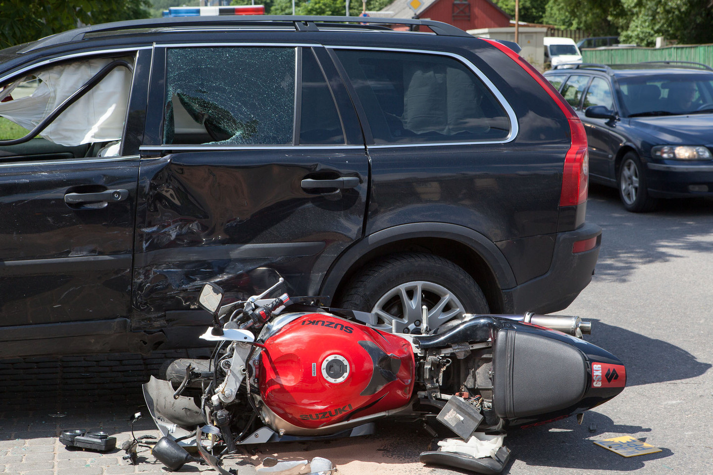 Per avariją nukentėjo motociklininkas. Transporto priemonės – apgadintos.