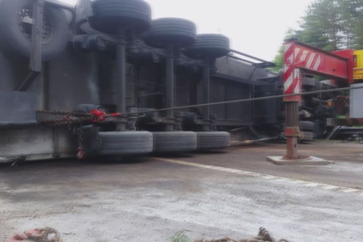 Apvirtęs vilkikas užtvėrė kelią.