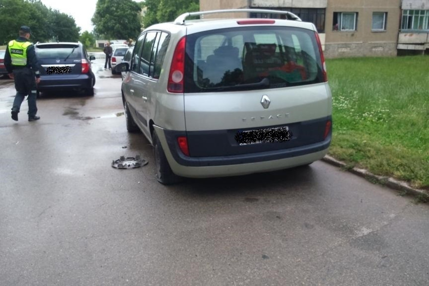 Neblaivi vairuotoja kieme apgadino ir savo, ir svetimą automobilį.