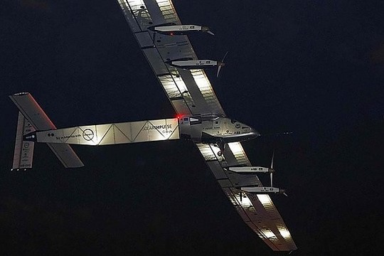 Saulės energija varomas lėktuvas tęsia istorinį skrydį