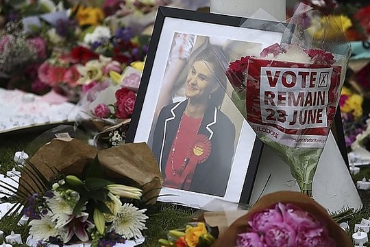 Jungtinėje Karalystėje parlamentarai pagerbė nužudytą kolegę