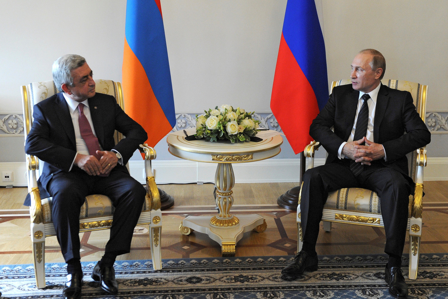 V.Putinas pirmadienį susitiko su Armėnijos ir Azerbaidžano vadovais, kai tarp šių valstybių kol kas galioja trapios paliaubos.