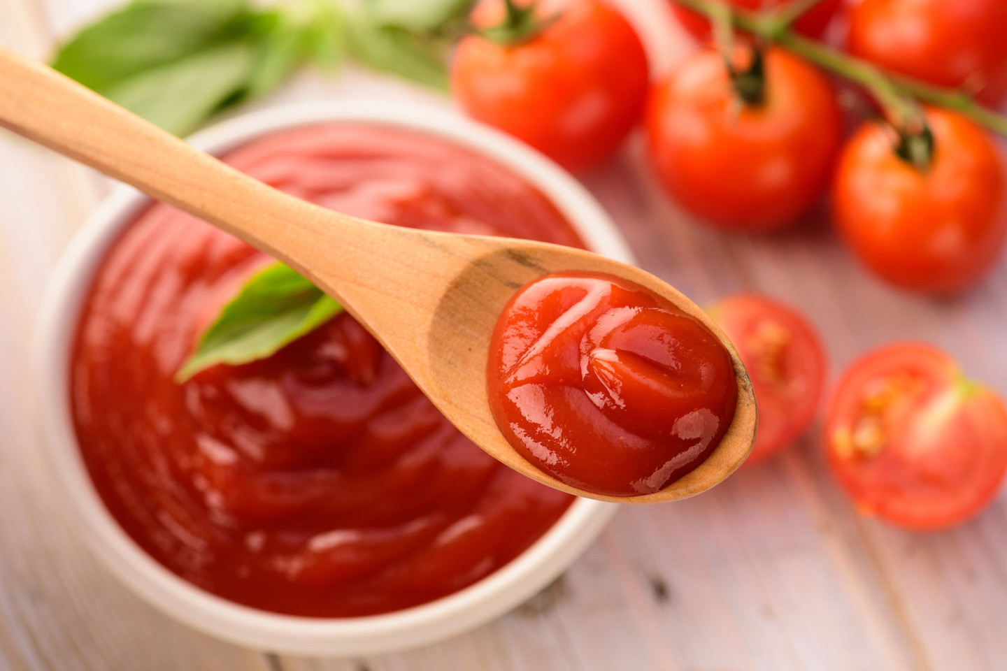 Įprastai pomidorų padažas būna švelnesnis, o kečupas – aštresnis.<br>123rf nuotr.