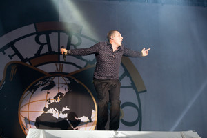 Johnas Newmanas po koncerto Vilniuje įsivėlė į peštynes bare