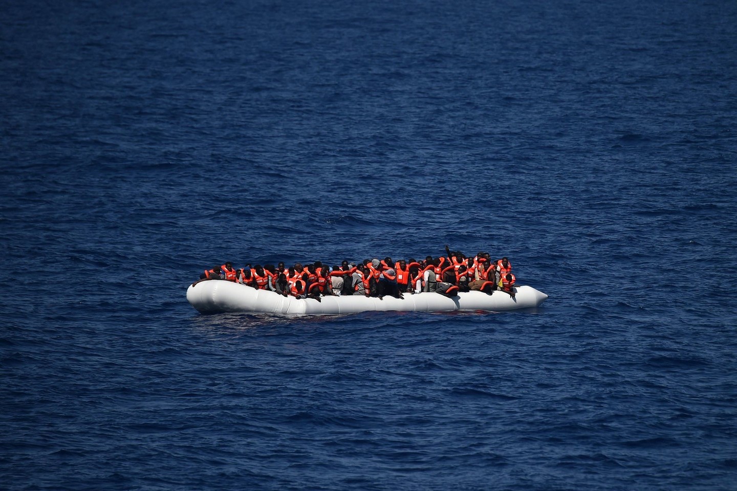 Europos Sąjungos užsienio reikalų ministrai pirmadienį susitarė išplėsti operaciją prieš žmonių kontrabandą Viduržemio jūroje, į ją įtraukiant Libijos pakrantės apsaugos darbuotojų mokymą ir JT ginklų embargo užtikrinimą.
