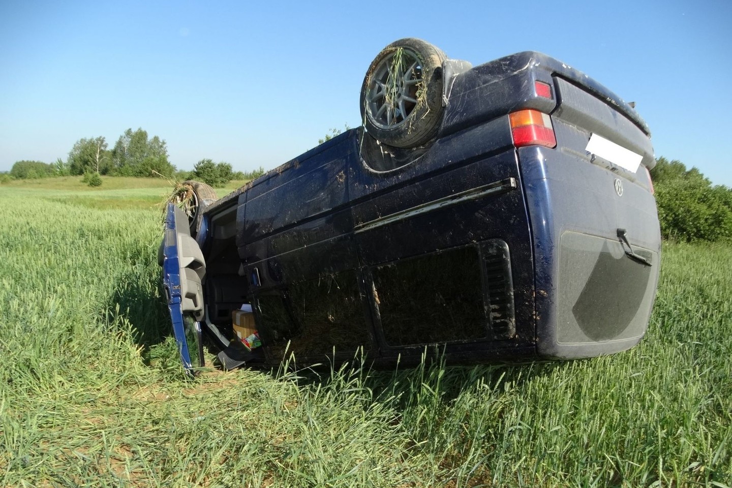Lazdijų r. apvirto nuo policijos sprukęs kontrabandininkų automobilis.