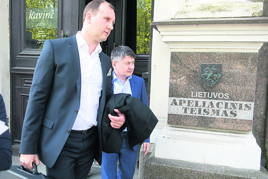 Pinigų pasisavinimu įtariami kazachai ginami nešvariais metodais