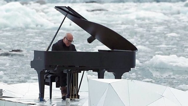 Tokio grožio negalite praleisti: pianistas grojo Arktyje