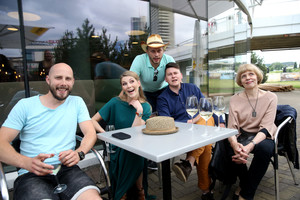 Serialo „Naisių vasara. Sugrįžimas“ aktoriai pardavinėjo rūbus