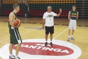 J.Kazlauskas kandidatams leido „pajusti“ kamuolį