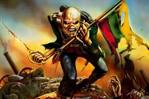 Vaikų gąsdintojai „Iron Maiden“ pilotuoja lėktuvą, fechtuojasi