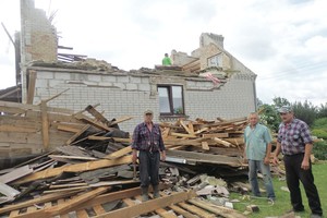 Juodas sekmadienis: škvalas nunešė namo stogą ir antrą aukštą