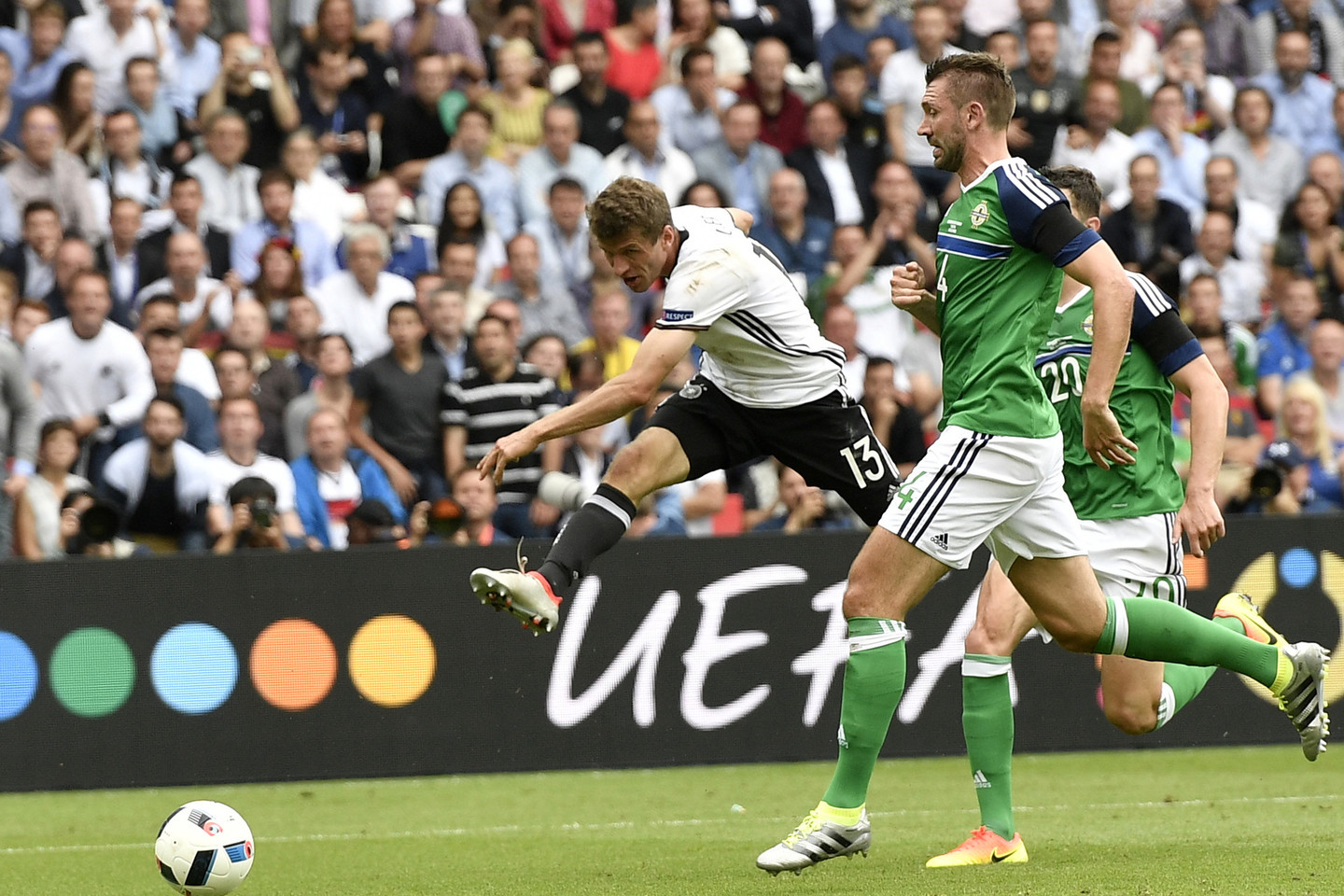 Vokietijos futbolo rinktinė įmušė įvartį pirmame kėlinyje ir pirmavo prieš Šiaurės Airiją 1:0.<br>AP nuotr.