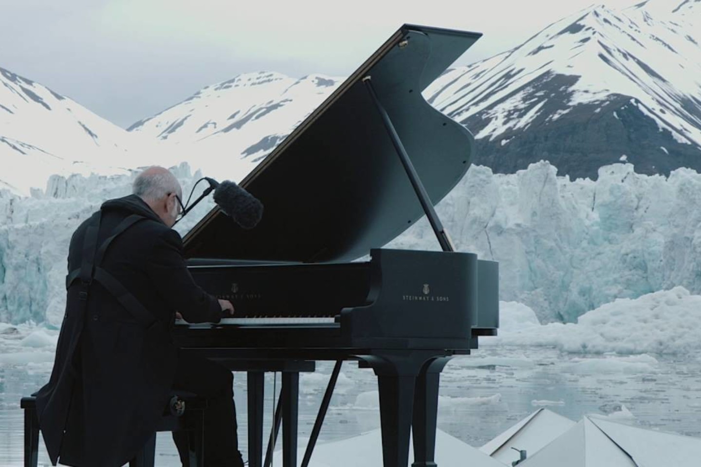 Pianistas L.Einaudi koncertavo prie Špicbergeno salyno Norvegijos šiaurėje.