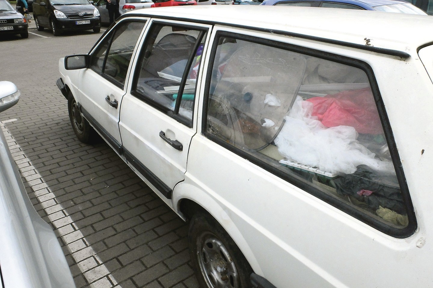 Manoma, kad šis atliekų prikrautas automobilis priklauso šiukšlių rinkėjui.
