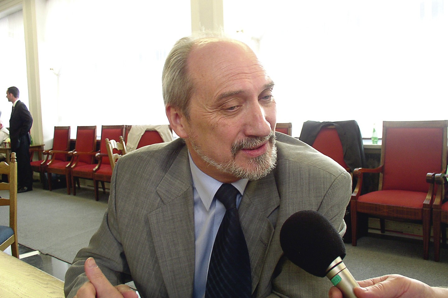 Gynybos ministras A.Macierewiczius neigia draugaujantis su sovietmečio opoziciją išdavinėjusiu verslininku.