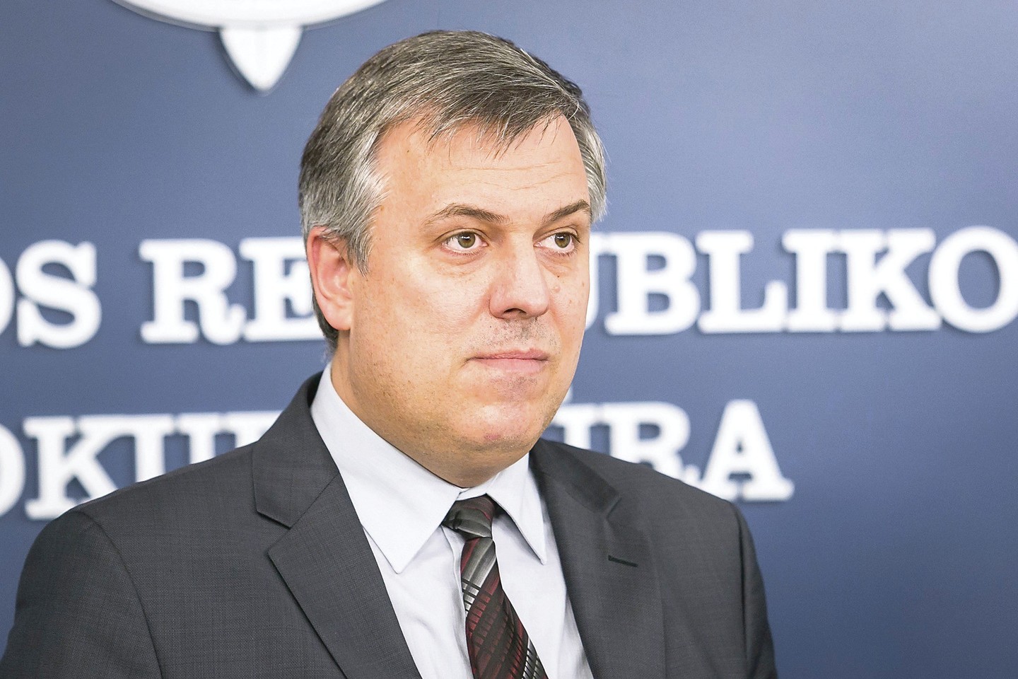 Atrodo, kad buvusiam Generalinės prokuratūros Organizuoto nusikalstamumo ir korupcijos tyrimo departamento vadovui I.Mikelioniui yra svarbiau patenkinti savo ambicijas, žaloti žmonių likimus, o ne tarnauti teisingumui.