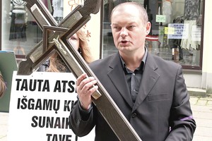 Skandalingasis veikėjas paskelbė karą skiepams