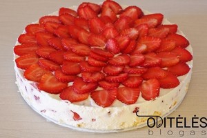 Pasakiškai skanus nekeptas braškių tortas su kokosais