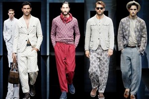 Giorgio Armani Milano mados savaitėje ragino peržengti ribas