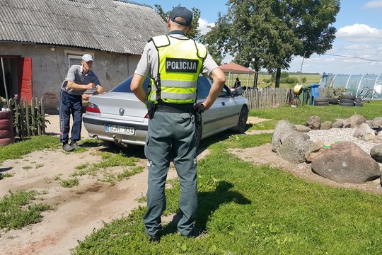 Baisi nelaimė Šilutės r.: močiutė suvažinėjo trimetį anūką