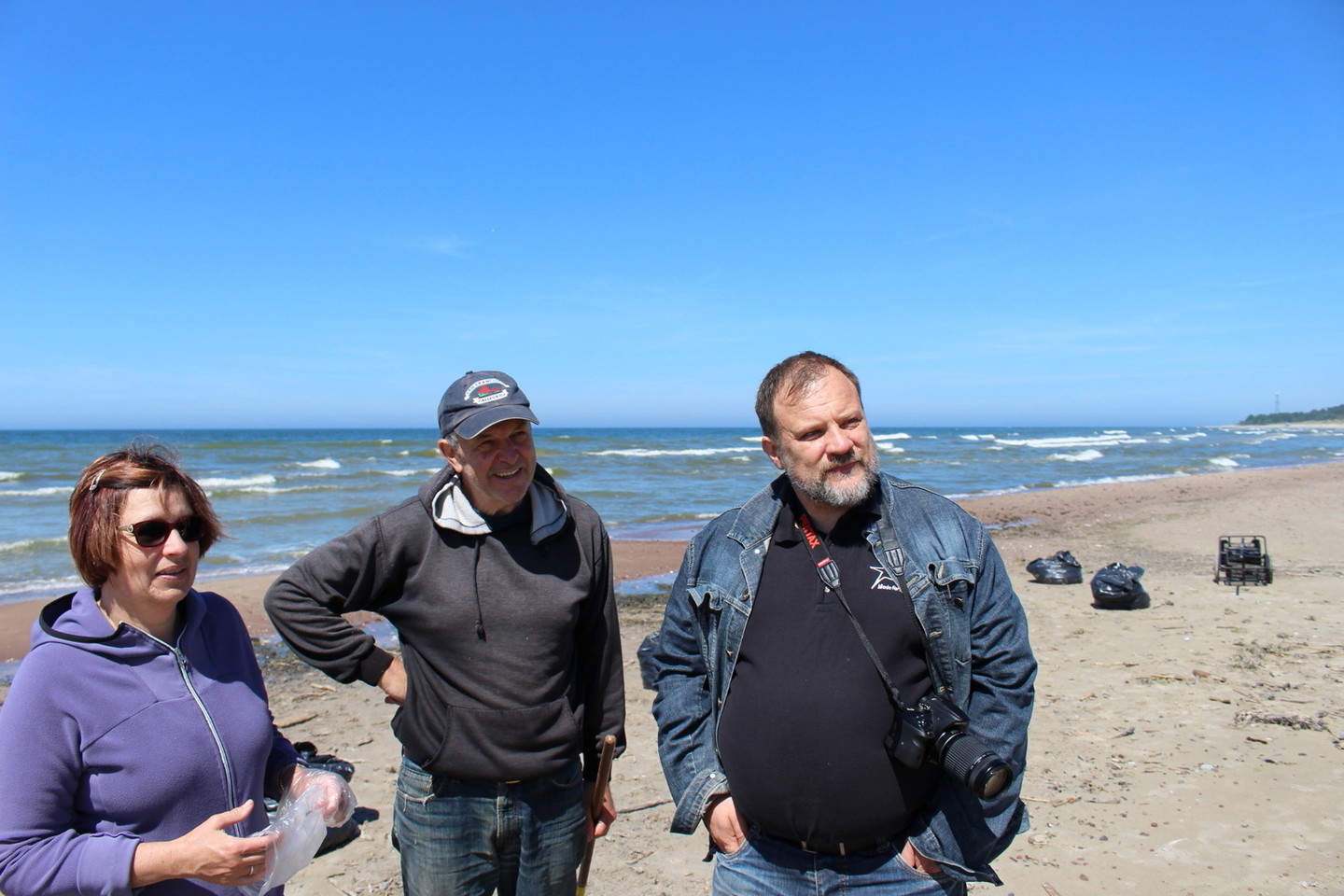 Į paplūdimį atvykęs Pajūrio regioninio parko vyriausiasis ekologas E.Paplauskis (dešinėje) vasarotojų nepaguodė – grundulų gaišenų tik daugės.<br>E.Kazlaučiūnaitės nuotr.