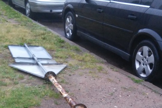 Vėjo išverstas stulpas Vilniuje sutrikdė eismą