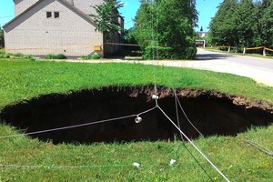 Pasvalio r. atsivėrė smegduobė: miestas be elektros ir vandens