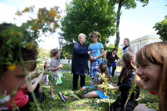 Prezidentūros kiemelyje – Joninės vaikų dienos centrų vaikams