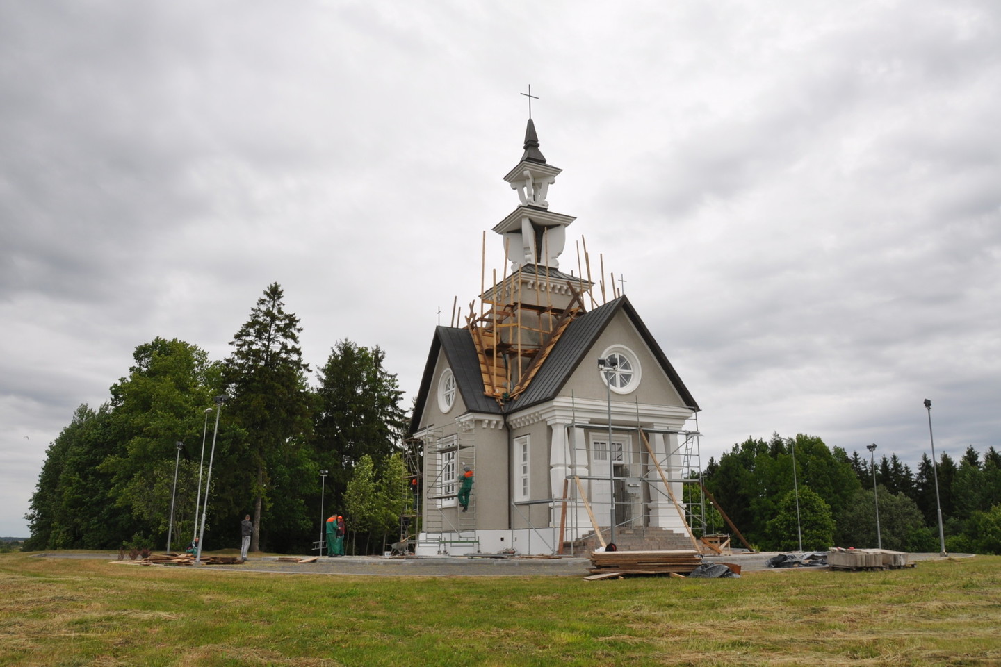 Remotuojama Rainių koplyčia virto statybinių medžiagų ir atliekų sandėliu.